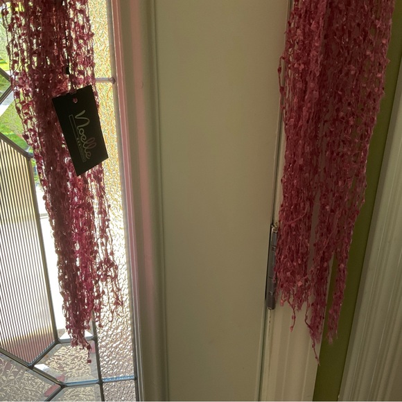 NWT Open Weave/ Crocheted Pink Raspberry Scarf - Picture 5 of 5